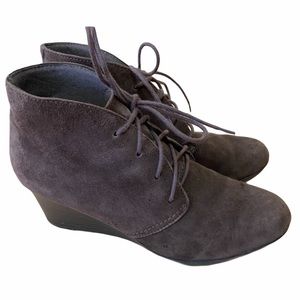 Clarks Brown Suede Ankle Booties Size 6.5‎